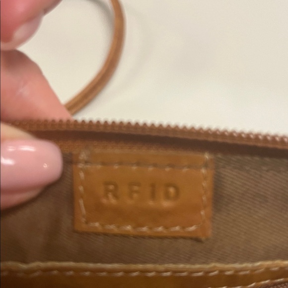 ili NY Embossed Tan Leather Crossbody RFID Protection Bag w/ 4 compartments - Picture 5 of 13